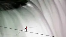 Знаменит акробат прекоси Ниагарския водопад по въже (видео)