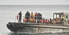 Десетки в неизвестност след корабокрушението в Индийския океан