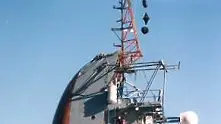Невероятен кораб застава вертикално на повърхността на водата (видео) 