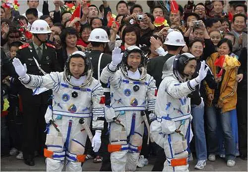Китайската космическа совалка кацна успешно на Земята