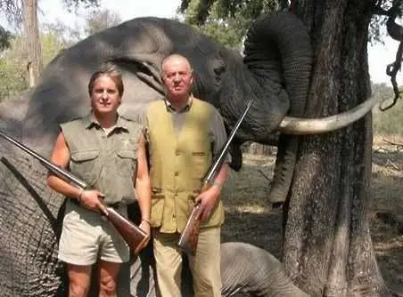 Лов на слонове коства пост на испанския крал Хуан Карлос