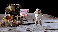 Американските знамена все още са на Луната