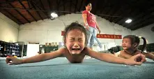 Шокиращи снимки показват безмилостната дисциплина в китайски спортни лагери