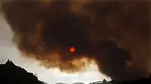 Пожарникари се борят с пламъци на остров Тенерифе