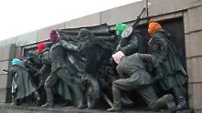 Паметникът на Съветската армия - с цветни качулки