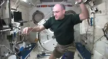 Видео: Трикове при нулева гравитация