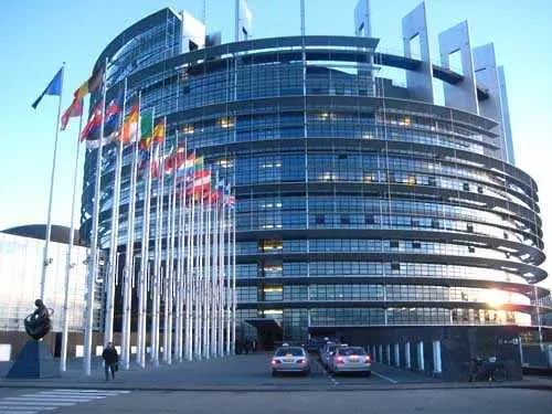 Сградата на Европейския парламент се пропука