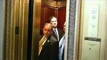 Защо се държим странно в асансьорите