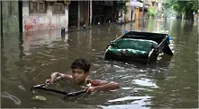 Наводнения оставиха на улицата 1 млн. души в Индия