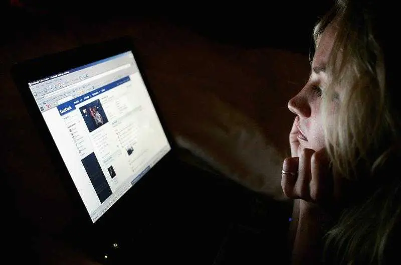 Холандия осъди тийнейджъри за подстрекателство към убийство във Facebook