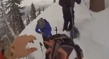 Заснеха впечатляваща спасителна операция на скиор, затрупан от лавина