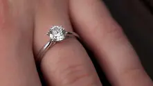 Бездомен мъж получи над 130 хил. долара, след като върна изгубен годежен пръстен