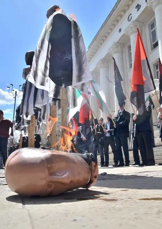 ВМРО гори чучела пред Съдебната палата