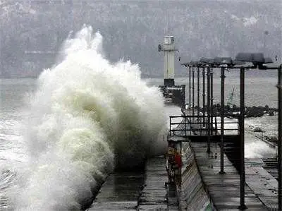 Бурни ветрове в цялата страна, пристанище Варна затвори