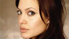 Анджелина Джоли  отстрани гърдите си заради риск от рак