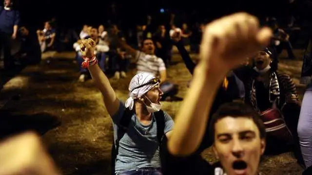 Девети ден на протести в Турция, Орхан Памук критикува правителството
