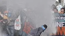 Над 100 ранени при протестите в Истанбул