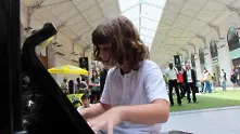 12-годишен Моцарт от Пловдив предизвика фурор на парижка гара (видео)