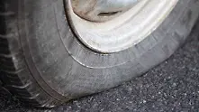Автобус вози пътници километри наред със спукана гума