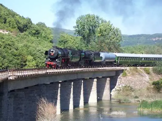 Атракционен влак с туристи от цял свят пристига за обиколка на България
