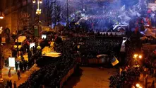 Полиция щурмува протестния лагер в Киев