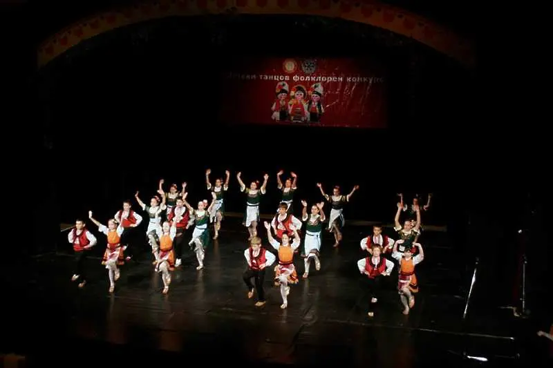 350 деца ще се надиграват в благотворителен конкурс-концерт „Българският фолклор”