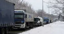 Зимата затруднява движението по Дунав мост