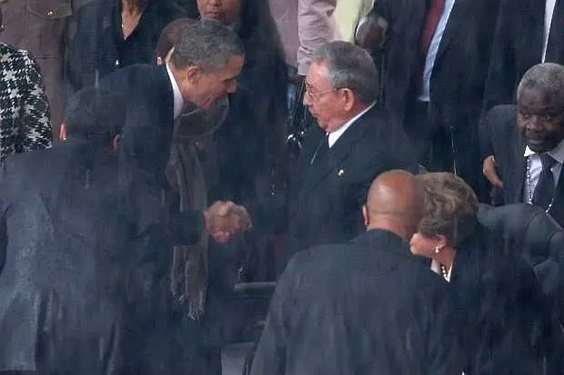 Обама и Кастро си стиснаха ръцете