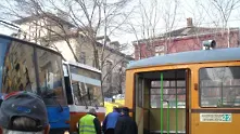 Трамвай и две коли се сблъскаха в центъра на София