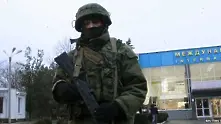 Въоръжени обсадиха летищата в Симферопол и Севастопол