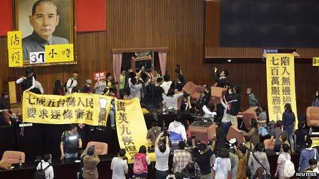 Протестиращи окупираха тайванския парламент