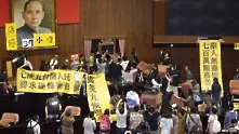 Протестиращи окупираха тайванския парламент