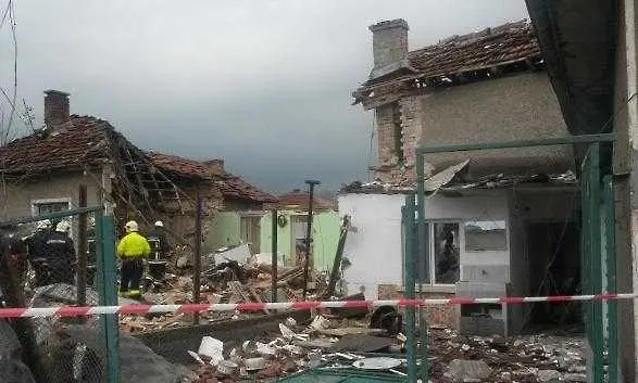 Къща с две момичета се взриви в Севлиево, едното загина