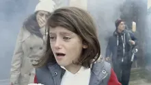 Силна социална кампания показва как животът на момиченце е съсипан от конфликта в Сирия (видео)