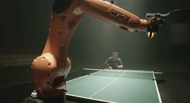 Епичен пинг-понг дуел между човек и робот