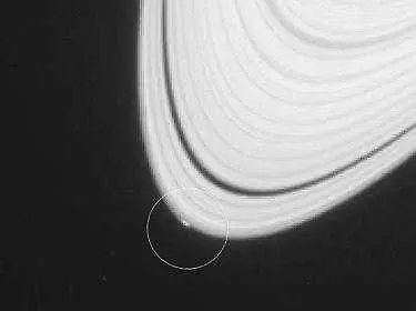 Сатурн се сдобива с нов спътник?