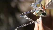 Водата пада под формата на спирала в удивително видео