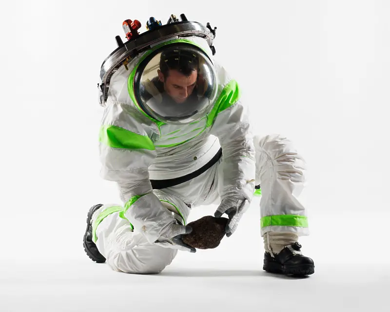 НАСА пита кой космически костюм харесвате повече