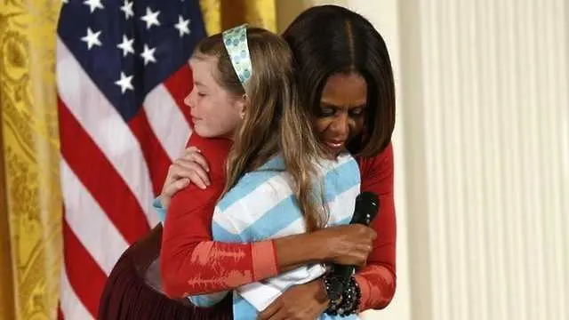 Момиченце изненадващо връчи CV-то на баща си на Мишел Обама