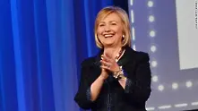 Замериха Хилари Клинтън с обувка по време на реч (видео)