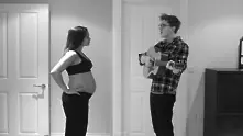 Това видео на съпруг, изнасящ серенада на бременната си жена, ще разтопи сърцето ви