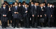 Японците махат сака и вратовръзки, за да пестят ток