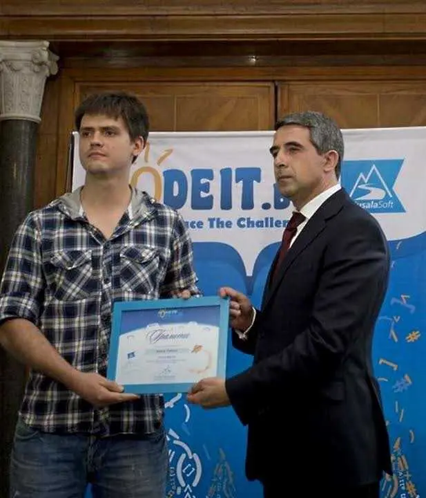 Президентът на България награди победителя в CodeIT