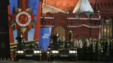 Руските танкове с петолъчки на Парада на победата