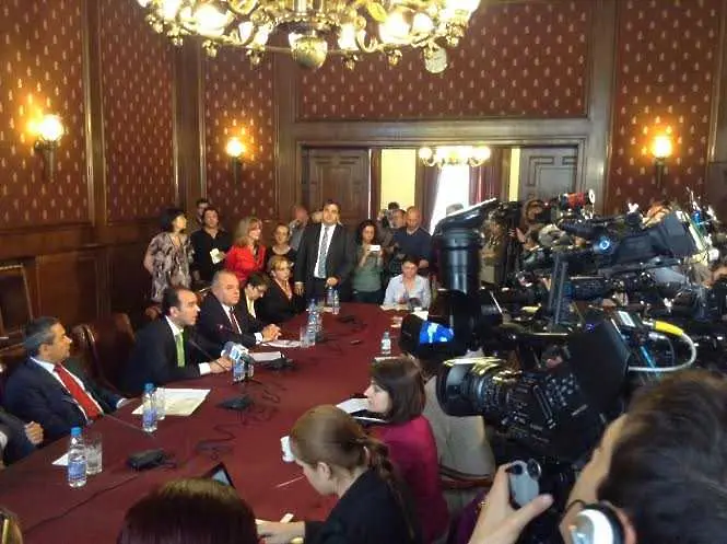 Ръководството на КТБ е отстранено, квестори поемат изцяло управлението