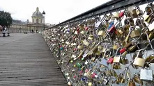 Любовни катинари разрушиха част от мост в Париж