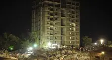 19 загинаха и над 100 се издирват след срутване на сгради в Индия