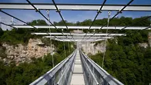 Бънджи скок от най-дългия висящ мост в света (видео)
