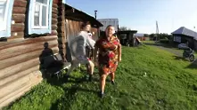 Видео смях: Деревня кавър на HIDEAWAY