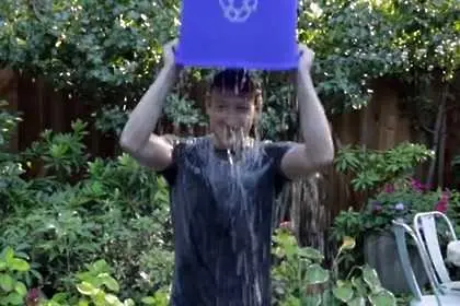 Марк Зукърбърг и Сатя Надела се обляха благотворително с ледена вода (видео)